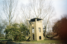 108623 Afbeelding van een houten klimtoren in de speeltuin Doenja aan de Van Bijnkershoeklaan te Utrecht.N.B. De foto ...